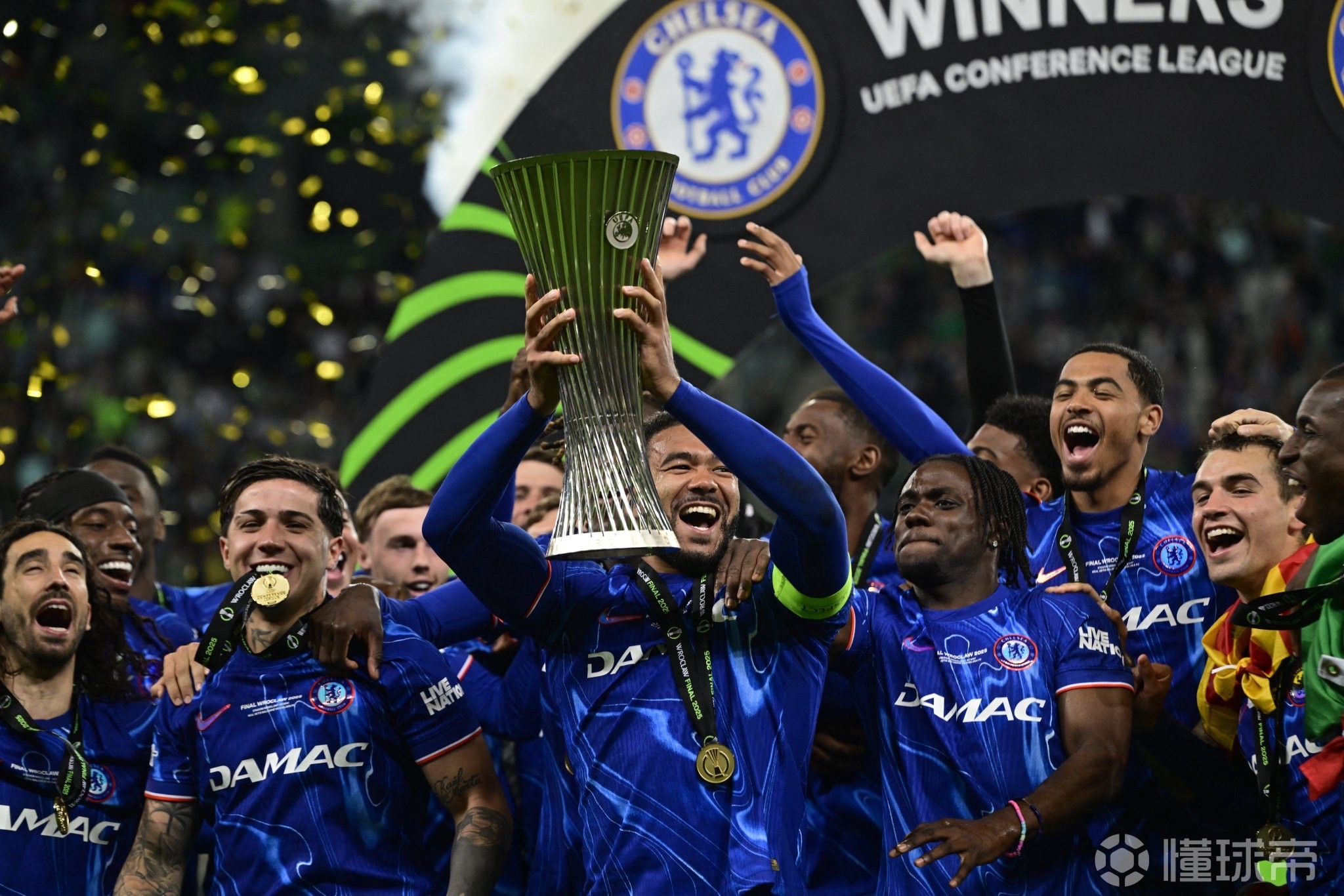 九游体育-关于赛地聚焦——欧冠集结日热度飙升，勒沃库森远射贴柱，悬念犹存，更衣室氛围转暖的信息-九游体育